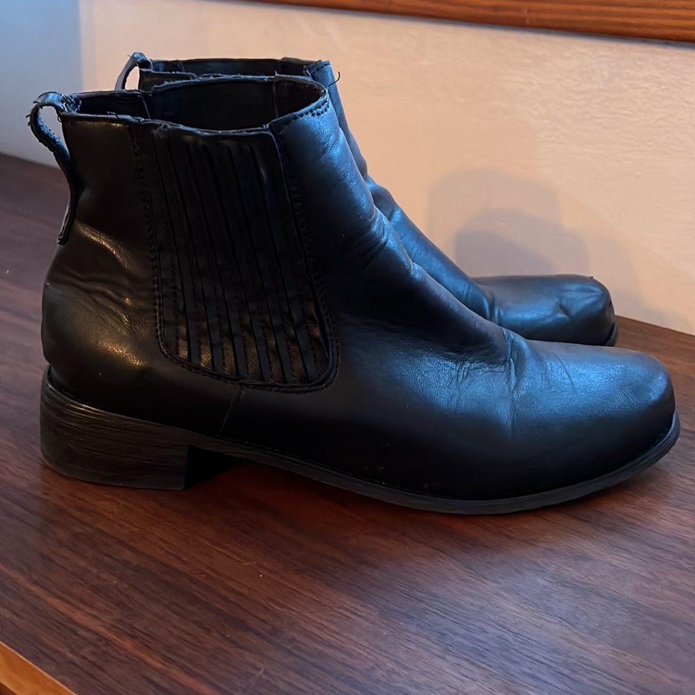 Women’s black leather boots size 43. I would say equivalent to a us womens 12.5.